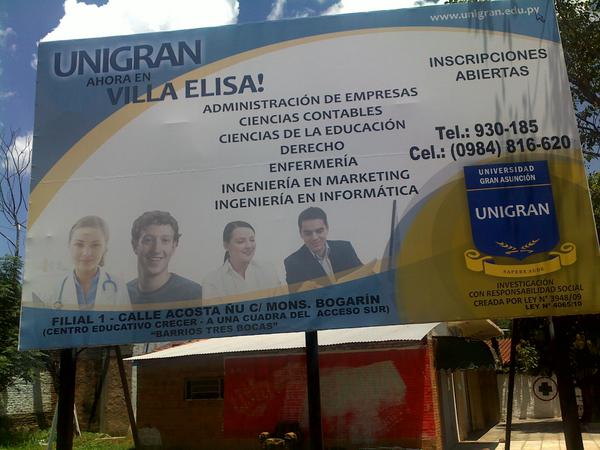 Reclameposter voor een universiteit in Paraguay met Mark Zuckerberg als een student